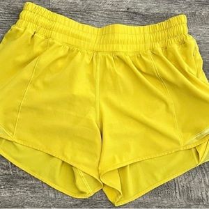 Lululemon Hotty Hot Low Rise 2.5” in Soleil